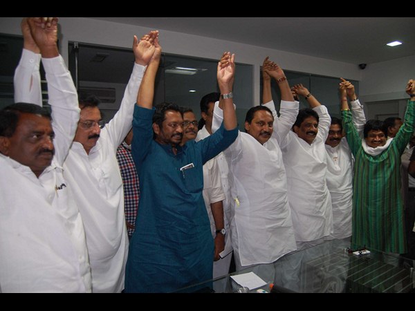 చేతులు కలిపిన కిరణ్