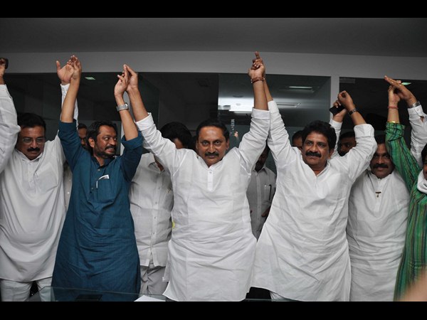 కిరణ్‌తో నేతలు