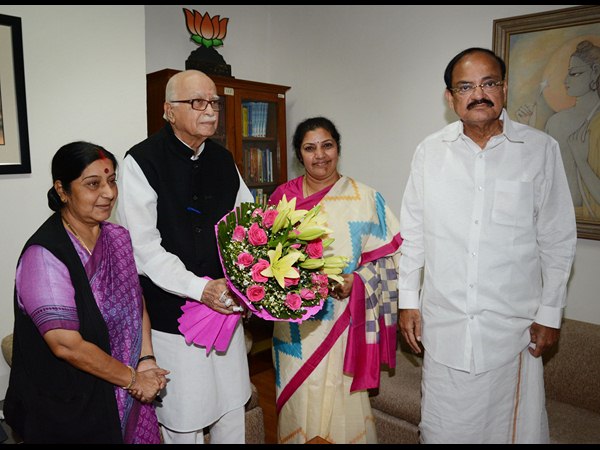 అద్వానీకి పుష్పగుచ్చం