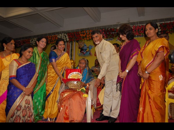 మహిళలకు సన్మానం