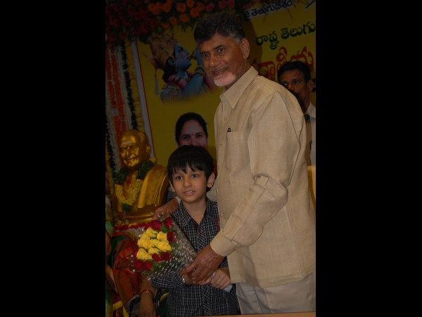 చిన్నారితో..