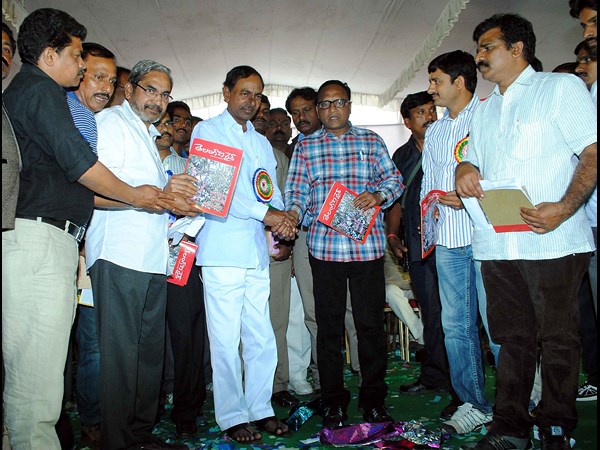 తెలంగాణ లైవ్ పుస్తకంతో కెసిఆర్