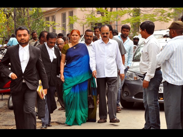 నవ్వుతూ కోర్టు నుండి బయటకు జయసుధ 