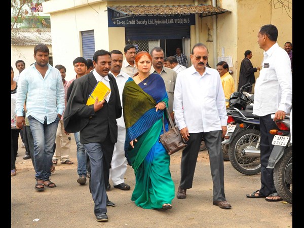 నవ్వుతూ కోర్టు నుండి బయటకు జయసుధ 