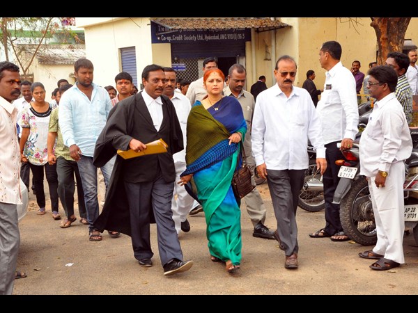 నవ్వుతూ కోర్టు నుండి బయటకు జయసుధ 