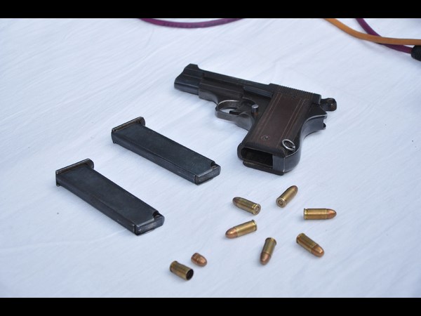 స్వాధీనం చేసుకున్న తుపాకీ, బుల్లెట్లు