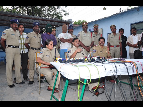 పోలీసుల మీడియా సమావేశం