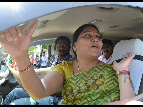 దిగ్విజయ్ వద్దకు క్యూ..