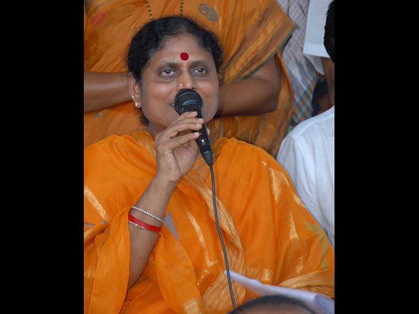 వైయస్ విజయమ్మ పరిస్థితి..