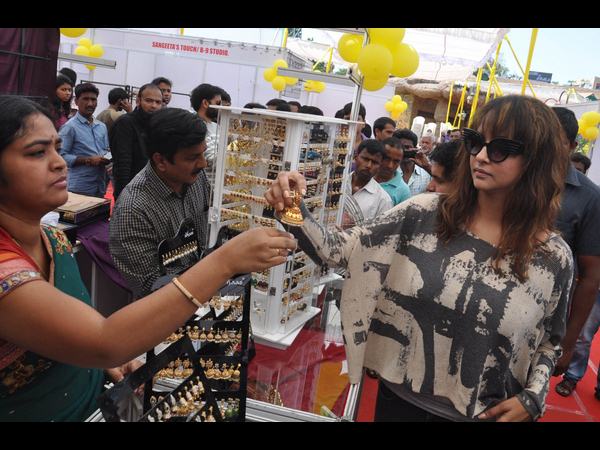 ఆభరణాలను పరిశీలిస్తూ..