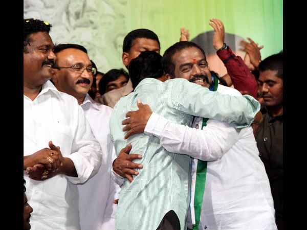 కొత్తపల్లిని కౌగిలించుకుని..