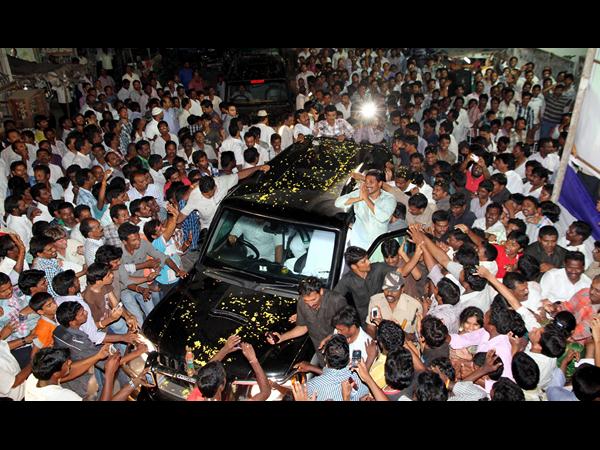రోడ్‌షోలో జగన్