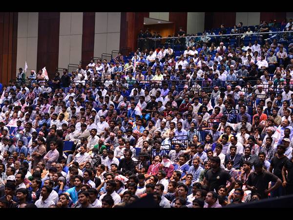 హర్షధ్వానాలు..