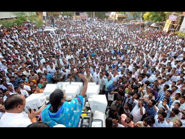 ర్యాలీలో విజయమ్మ అభివాదం