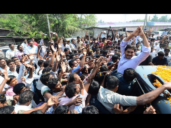 జగన్ అభివాదం
