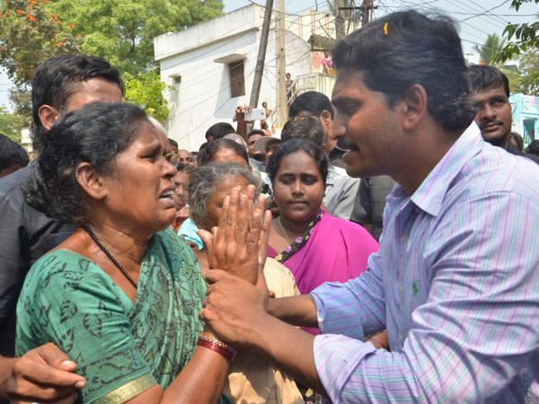 మహిళకు ఓదార్పు