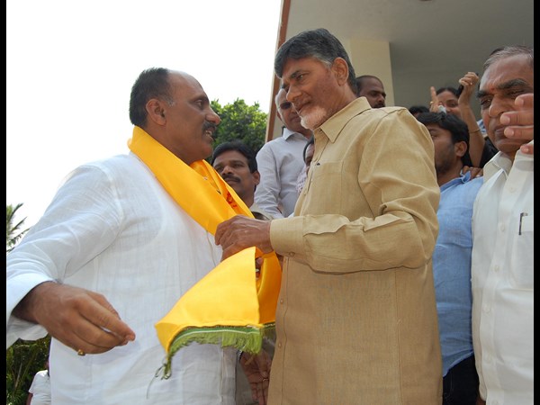 కండువా కప్పి స్వాగతం