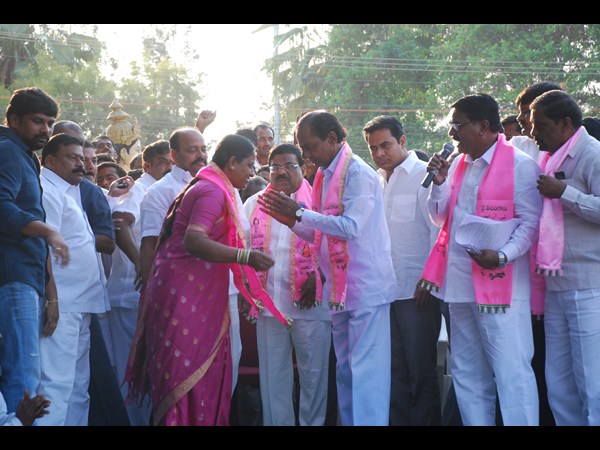తెలిసిందని సురేఖ, కాళ్లు మొక్కిన కెసిఆర్