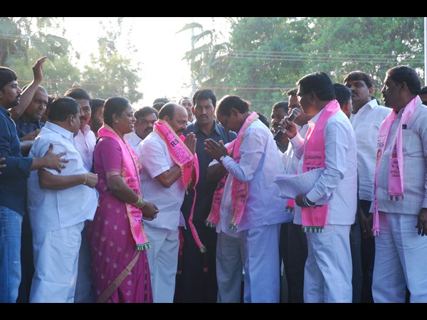 తెలిసిందని సురేఖ, కాళ్లు మొక్కిన కెసిఆర్