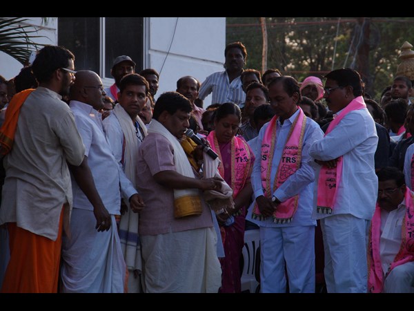 తెలిసిందని సురేఖ, కాళ్లు మొక్కిన కెసిఆర్
