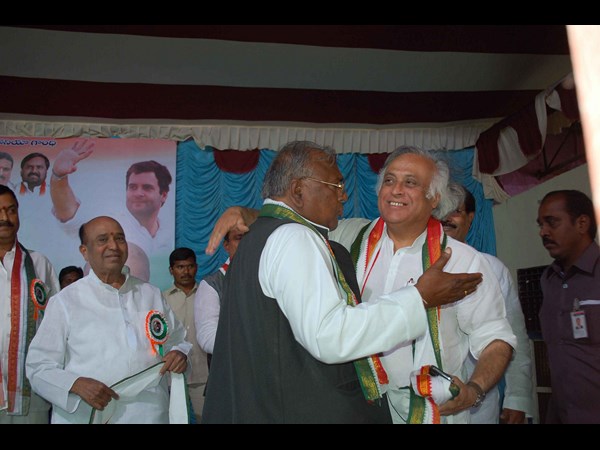 అంజన్, విహెచ్ల డ్యాన్స్: విద్యార్థుల ఆగ్రహం అంజన్, విహెచ్ల డ్యాన్స్: విద్యార్థుల ఆగ్రహం