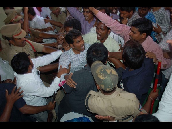 అంజన్, విహెచ్ల డ్యాన్స్: విద్యార్థుల ఆగ్రహం అంజన్, విహెచ్ల డ్యాన్స్: విద్యార్థుల ఆగ్రహం