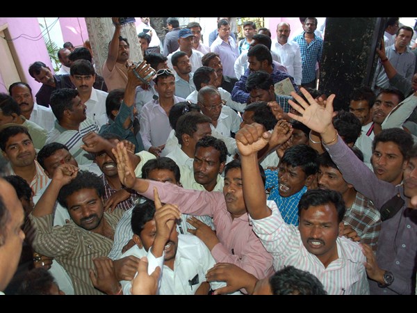 అంజన్, విహెచ్ల డ్యాన్స్: విద్యార్థుల ఆగ్రహం అంజన్, విహెచ్ల డ్యాన్స్: విద్యార్థుల ఆగ్రహం