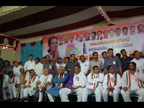 అంజన్, విహెచ్ల డ్యాన్స్: విద్యార్థుల ఆగ్రహం అంజన్, విహెచ్ల డ్యాన్స్: విద్యార్థుల ఆగ్రహం