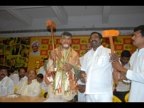 రమ్మంటే రానన్నారు: బాబు, మేకపిల్లనిచ్చారు(పిక్చర్స్)