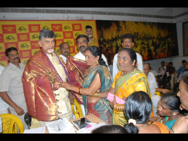 రమ్మంటే రానన్నారు: బాబు, మేకపిల్లనిచ్చారు(పిక్చర్స్)