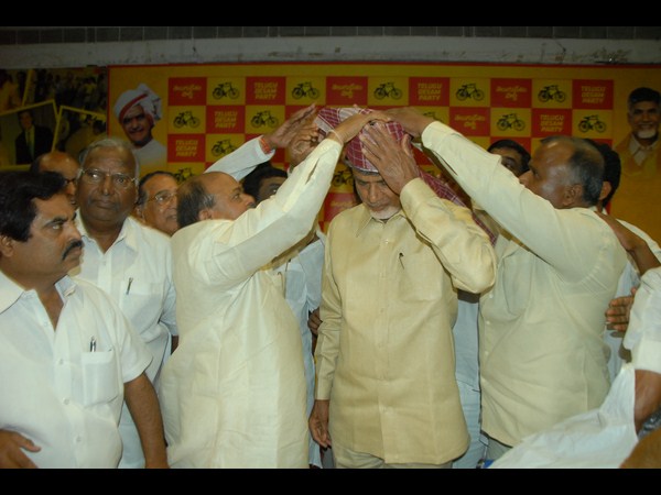  రమ్మంటే రానన్నారు: బాబు, మేకపిల్లనిచ్చారు(పిక్చర్స్)