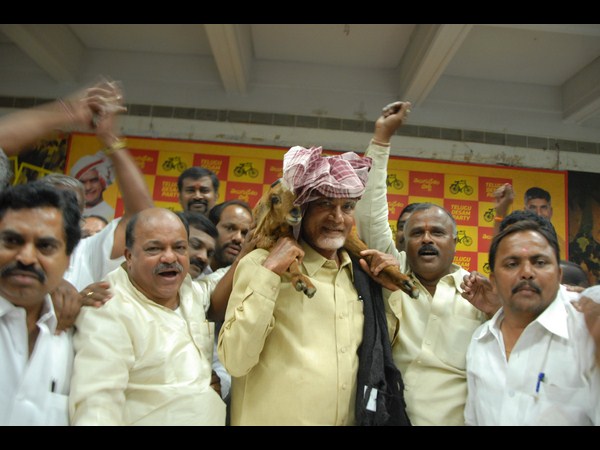 రమ్మంటే రానన్నారు: బాబు, మేకపిల్లనిచ్చారు(పిక్చర్స్)