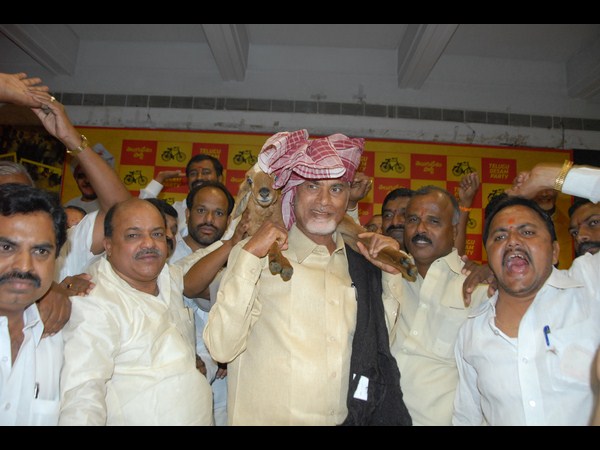 రమ్మంటే రానన్నారు: బాబు, మేకపిల్లనిచ్చారు(పిక్చర్స్)