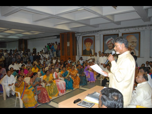 రమ్మంటే రానన్నారు: బాబు, మేకపిల్లనిచ్చారు(పిక్చర్స్)