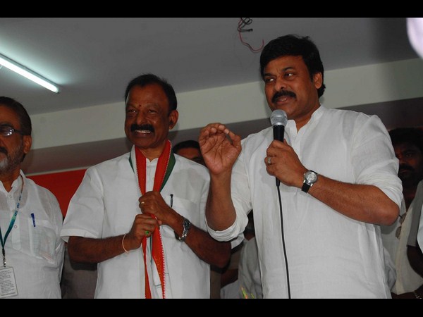 పవన్‌పై చిరు స్కెచ్‌లు (పిక్చర్స్)