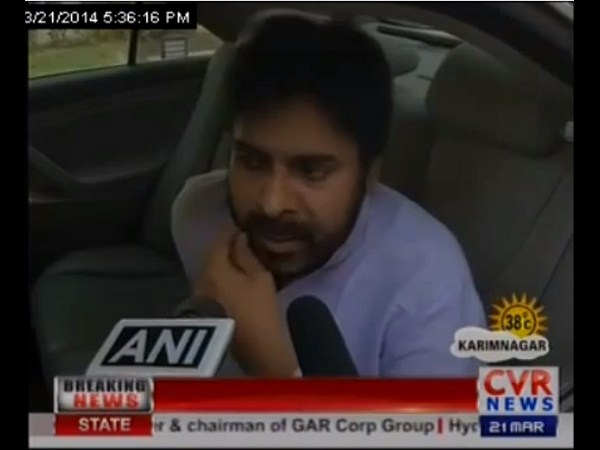 మీడియాతో పవన్ కళ్యాణ్..