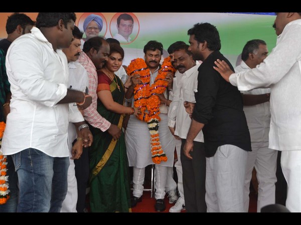 పవన్‌కు ప్రశ్న, కుర్చీలు ఖాళీ: చిరు అసహనం(పిక్చర్స్)
