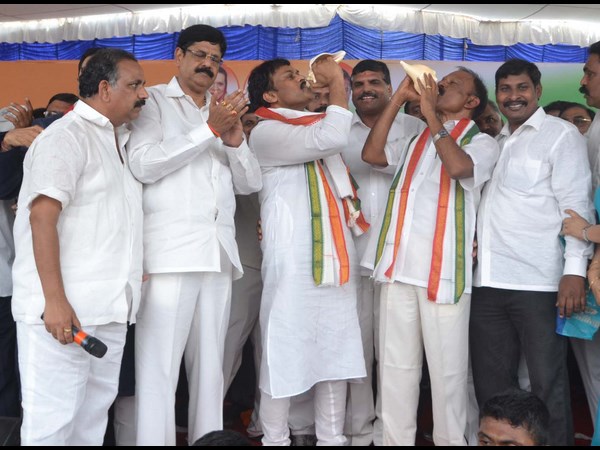 పవన్‌కు ప్రశ్న, కుర్చీలు ఖాళీ: చిరు అసహనం(పిక్చర్స్)