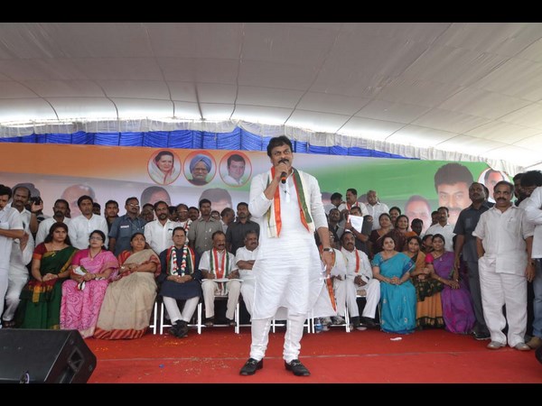 పవన్‌కు ప్రశ్న, కుర్చీలు ఖాళీ: చిరు అసహనం(పిక్చర్స్)