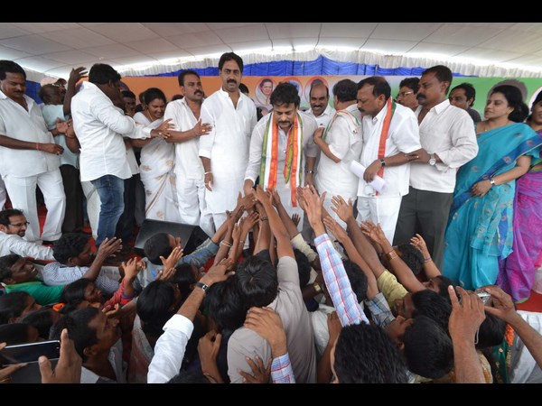 పవన్‌కు ప్రశ్న, కుర్చీలు ఖాళీ: చిరు అసహనం(పిక్చర్స్)