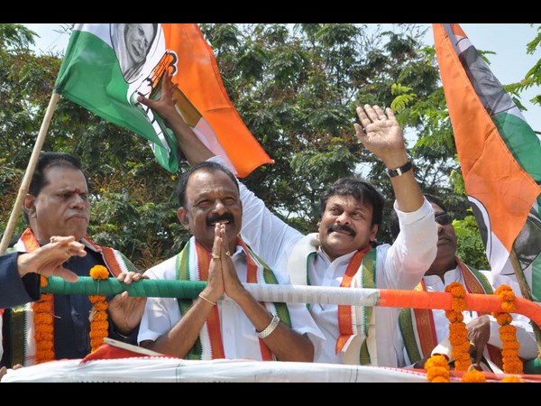  పవన్‌కు ప్రశ్న, కుర్చీలు ఖాళీ: చిరు అసహనం(పిక్చర్స్)
