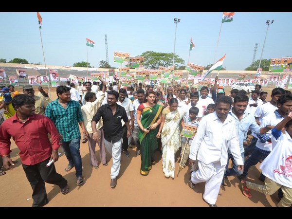  పవన్‌కు ప్రశ్న, కుర్చీలు ఖాళీ: చిరు అసహనం(పిక్చర్స్)