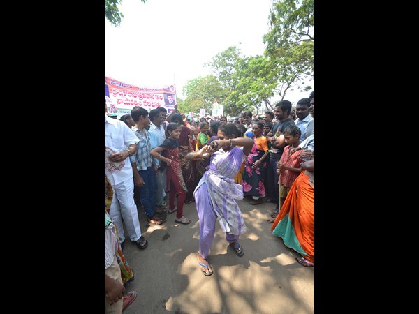 పవన్‌కు ప్రశ్న, కుర్చీలు ఖాళీ: చిరు అసహనం(పిక్చర్స్)