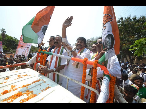 పవన్‌కు ప్రశ్న, కుర్చీలు ఖాళీ: చిరు అసహనం(పిక్చర్స్)