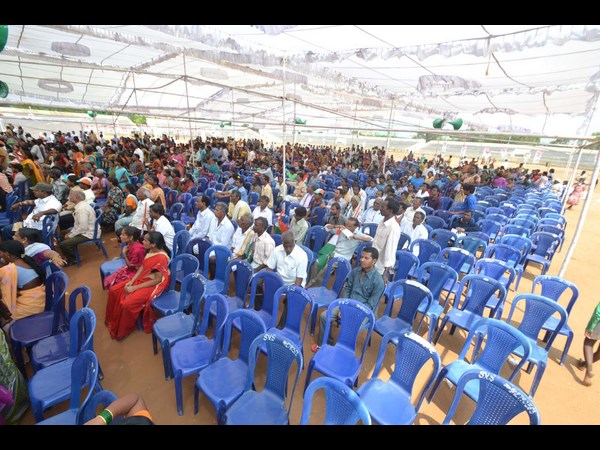 పవన్‌కు ప్రశ్న, కుర్చీలు ఖాళీ: చిరు అసహనం(పిక్చర్స్)