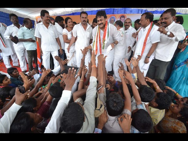 పవన్‌కు ప్రశ్న, కుర్చీలు ఖాళీ: చిరు అసహనం(పిక్చర్స్)