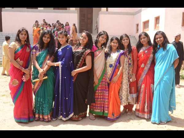 చీరకట్టులో యువతులు..