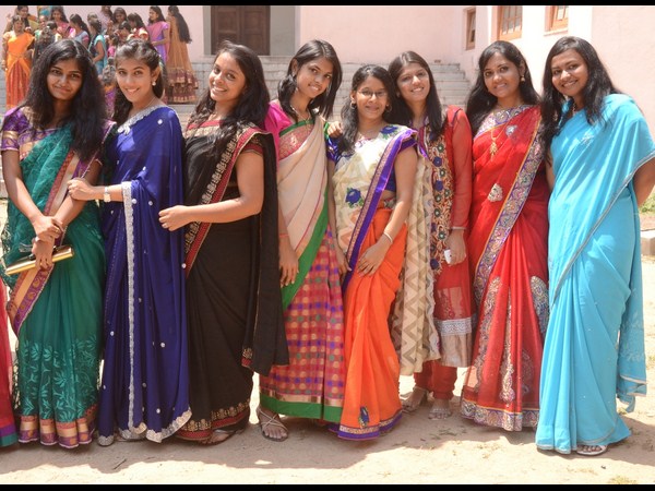 సంప్రదాయ దుస్తుల్లో..