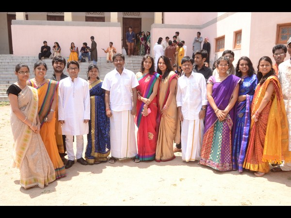 విద్యార్థుల సందడి