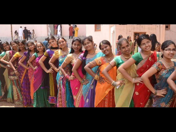 సంప్రదాయ వస్త్రాల్లో.. 